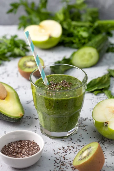 Batido verde em um copo — Fotografia de Stock