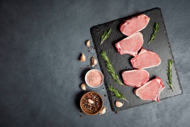 Beyaz tabak biftekpişmemiş domuz biftek