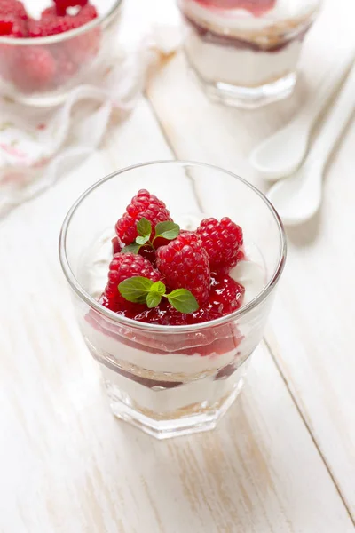 Tarta de queso con frambuesas en vasos —  Fotos de Stock