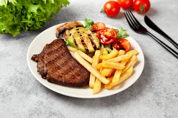 Bife com batatas fritas — Fotografia de Stock