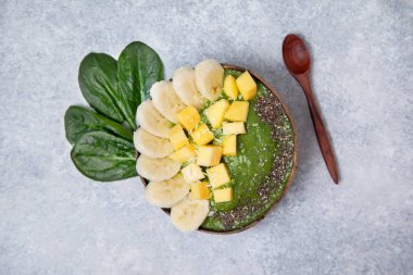 Meyveli ıspanak kasesi 