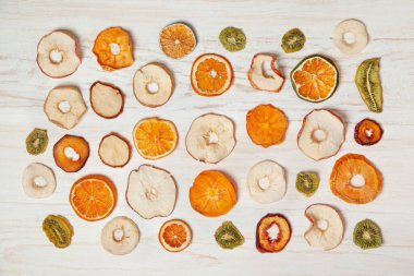 Ahşap arka plan ve meyve cipsi. Yukarıdan görünüm.