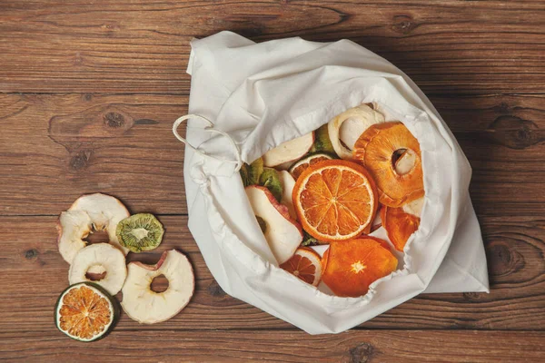 Bolsa Algodón Con Chips Fruta Sobre Fondo Madera Oscura Vista — Foto de Stock