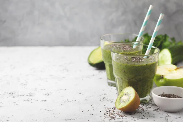 Batido Verde Uns Copos Verduras Frescas Verdes Frutos Contexto Concreto — Fotografia de Stock