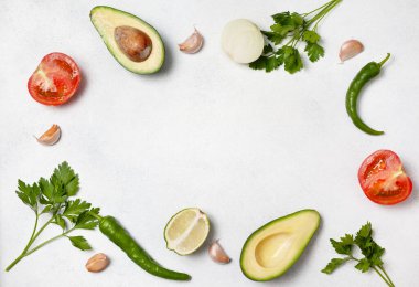 Guacamole için taze malzemeler: avokado, acı biber, hafif arkaplanda limon. Yukarıdan bak. Boşluğu kopyala