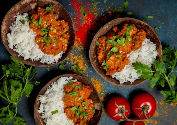 Kuře Zeleninou Kari Tikka Masala Rýže Kokosových Mísách Modrém Pozadí — Stock fotografie