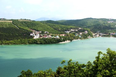 Dağda zümrüt göl