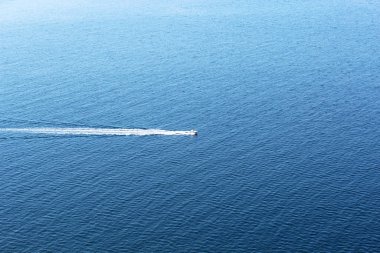 Okyanusta küçük bir tekne