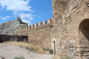 Kuleleri ve duvarları olan eski bir kale.