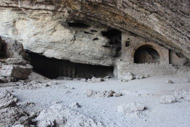 Kayadaki antik bir şehrin kalıntıları.