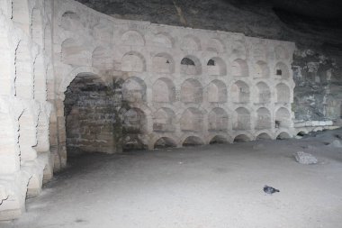 Kayadaki antik bir şehrin kalıntıları.