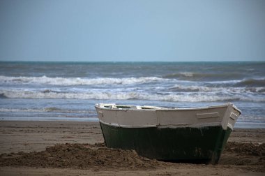 Tekne kumda dinleniyor.