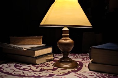 Rahat çalışma masası çalışmaya hazır.