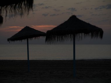 Akdeniz 'de güneşin doğmasını bekliyor.