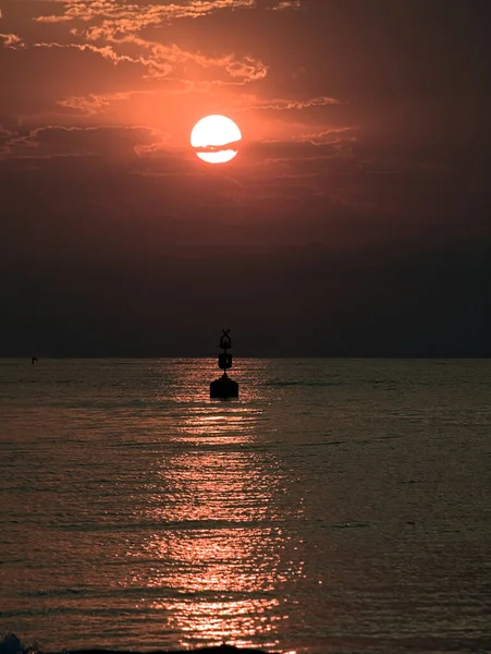 Отражение Солнца Море Восходе Солнца Буем Рядом Горизонтом — стоковое фото