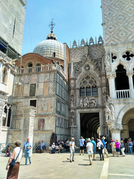 イタリアのヴェネツィアにあるサン マルコ広場にある聖マルコ大聖堂の前を歩く観光客 聖マルコ大聖堂を訪れる人々 マルコ大聖堂の外観 夏のゴシック様式のカトリック教会の建物のファサード — ストック写真