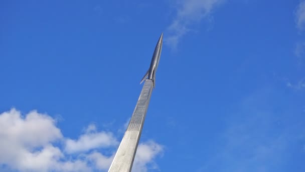 The Monument to the Conquerors of Space di latar belakang awan mengambang. Penyimpangan waktu. UHD - 4K. Oktober 01, 2016. Moskow, Rusia . — Stok Video