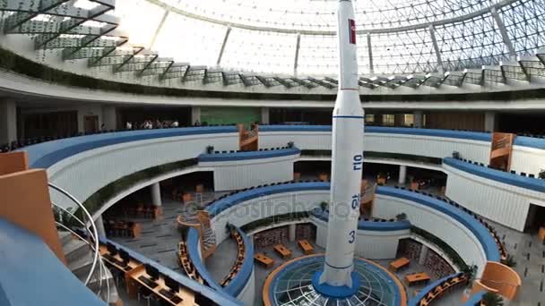 The rocket model in The Temple of Science and Technology (en inglés). Mayo 03, 2017. Pyongyang, RPDC Corea del Norte. UHD - 4K — Vídeo de stock