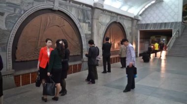 Puhung istasyonunda bir trenin varış. Pyongyang Metro hattı Mangyongdae. Kuzey Kore - Kuzey Kore. 01 Mayıs 2017. UHD - 4k