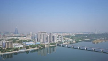 Pyongyang ve sabah Taedong Nehri panoramik görünümü. Kuzey Kore - Kuzey Kore. 02 Mayıs 2017. UHD - 4k