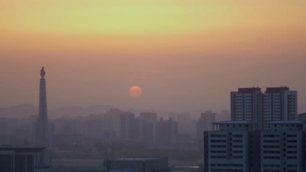 Nascer do sol sobre Pyongyang, RPDC Coreia do Norte. 01 de maio de 2017. Tempo-lapso, UHD - 4K — Vídeo de Stock