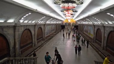 Puhung istasyonu yürüme. Pyongyang Metro hattı Mangyongdae. Kuzey Kore - Kuzey Kore. 01 Mayıs 2017. UHD - 4k