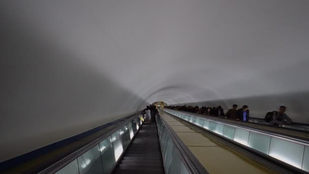 Эскалатор на станции Пьюхунг. Линия Мангёндэ Пхеньянского метрополитена. КНДР - Северная Корея. 01 мая 2017 года. UHD - 4K — стоковое видео