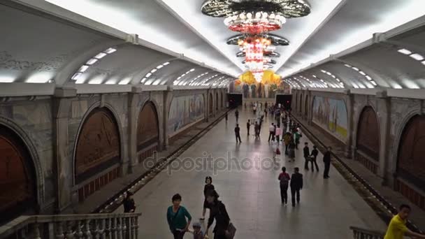 Idąc przez stację Puhung. Linia Mangyongdae Pyongyang Metro. KRLD - Korea Północna. 01 maja 2017 r. UHD - 4k — Wideo stockowe