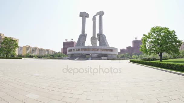 走到工人党 Pyongyan 韩国建国纪念碑。朝鲜民主主义人民共和国-朝鲜。2017 年 5 月 1 日。时间推移，到-4 k — 图库视频影像