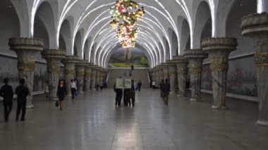 Yonggwang istasyonu ve tren varış ile yürüme. Pyongyang Metro hattı Mangyongdae. Kuzey Kore - Kuzey Kore. 01 Mayıs 2017. UHD - 4k