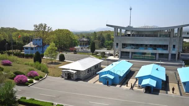 Fila della conferenza vista dal lato settentrionale della zona di sicurezza comune. La zona smilitarizzata coreana. 03 maggio 2017. UHD - 4K — Video Stock