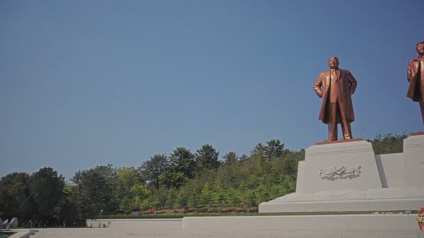 Posągi przywódcy Korei Północnej Kim Ir Sena i Kim Dzong Ila. Kaesong, KRLD - Korea Północna. 03 maja 2017 r. UHD - 4k — Wideo stockowe