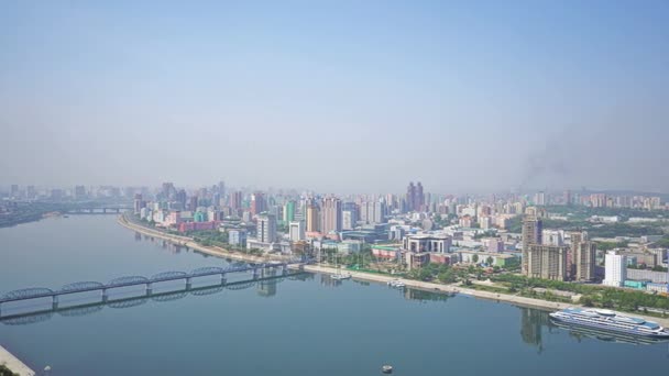 Vista panorámica de Pyongyang y el río Taedong por la mañana. Corea del Norte - Corea del Norte. Mayo 02, 2017. UHD - 4K — Vídeo de stock