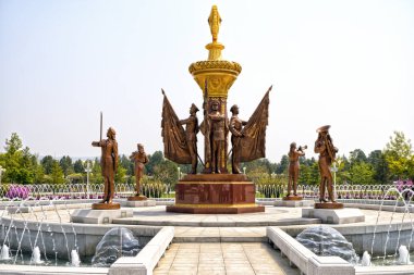 Çeşme güneş Pyongyang, Kuzey Kore - Kuzey Kore Kumsusan Sarayı önünde. 30 Nisan 2017.