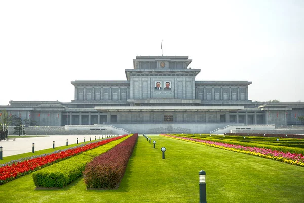 Güneş Pyongyang, Kuzey Kore - Kuzey Kore Kumsusan Sarayı. 30 Nisan 2017.