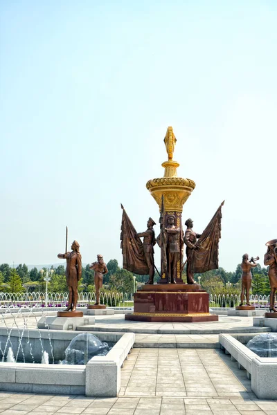 在锦绣宫的太阳平壤，朝鲜民主主义人民共和国-朝鲜前喷泉。2017 年 4 月 30 日. — 图库照片