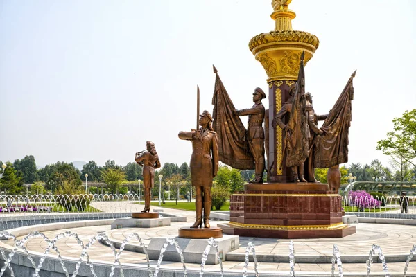 La fuente frente al Palacio del Sol de Kumsusan. Pyongyang, RPDC Corea del Norte. 30 de abril de 2017 . — Foto de Stock