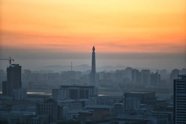 Nascer do sol sobre Pyongyang, RPDC Coreia do Norte. 29 de abril de 2017 . — Fotografia de Stock
