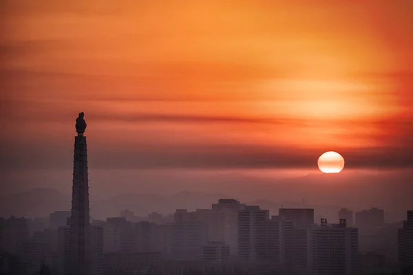 Soloppgang over Pyongyang, Nord-Korea. 29. april 2017 . – stockfoto