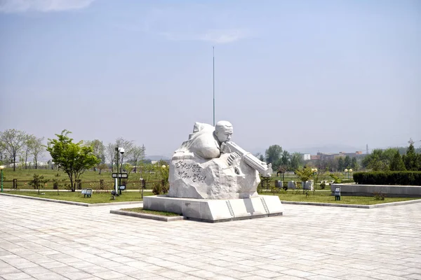 A szobor a haza felszabadító háború mártírok temetőben. Phenjanban, KNDK - Észak-Korea. 2017. április 30.. — Stock Fotó