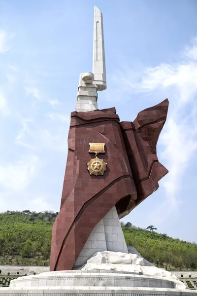在祖国解放战争烈士公墓纪念塔。平壤，朝鲜民主主义人民共和国-朝鲜。2017 年 4 月 30 日. — 图库照片