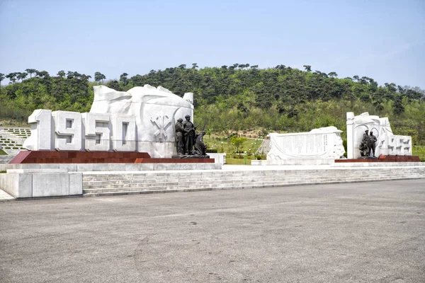 A haza felszabadító háború mártírok temető bejáratánál. Phenjanban, KNDK - Észak-Korea. 2017. április 30.. — Stock Fotó