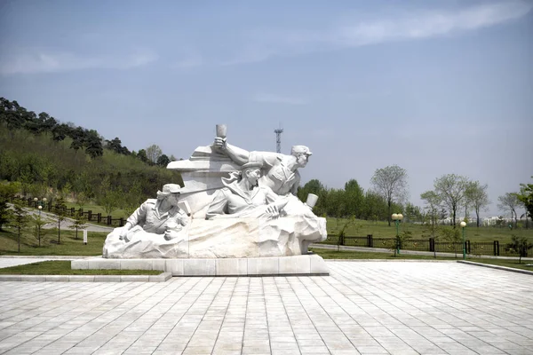 La escultura en el Cementerio de Mártires de la Guerra de Liberación de la Patria. Pyongyang, RPDC Corea del Norte. 30 de abril de 2017 . — Foto de Stock