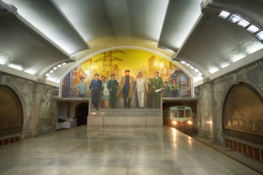 Puhung istasyonu, mozaik ve tren görünümünü. Pyongyang Metro hattı Mangyongdae. Kuzey Kore - Kuzey Kore. 01 Mayıs 2017.
