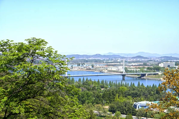 Una vista del puente de Chongryu. 01 de mayo de 2017. Pyongyang, RPDC Corea del Norte . — Foto de Stock