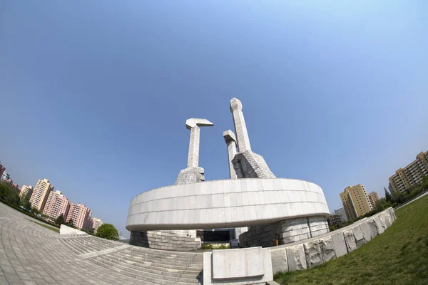 Een zicht op het Monument aan de arbeiders partij van Korea oprichting in Pyongyan. Noord-Korea - Noord-Korea. 02 mei 2017. — Stockfoto