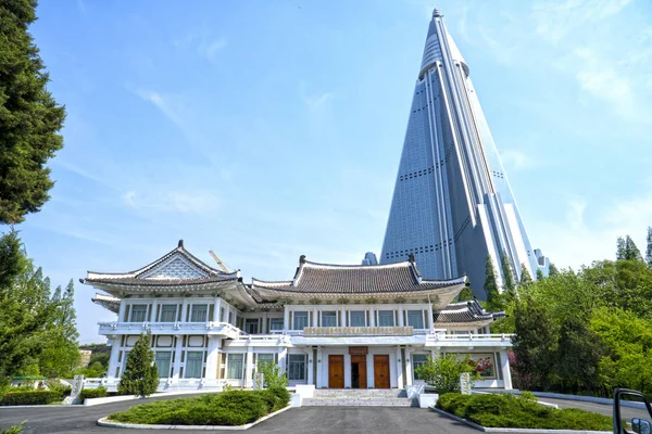 Pyongyang nakış Enstitüsü ve Ryugyong Hotel. 02 Mayıs 2017. Pyongyang, Kuzey Kore - Kuzey Kore.