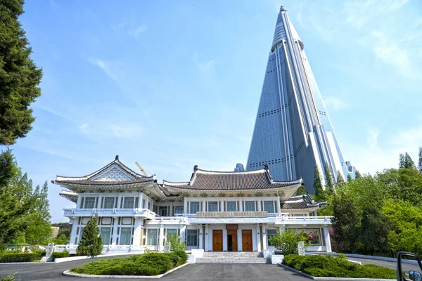Instituto de Bordado Pyongyang y el Hotel Ryugyong. Mayo 02, 2017. Pyongyang, RPDC Corea del Norte . Imagen de archivo
