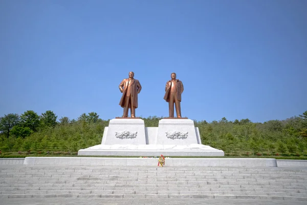 雕像的朝鲜领导人金日成和金正日。开城，朝鲜民主主义人民共和国-朝鲜。2017 年 5 月 3 日. — 图库照片
