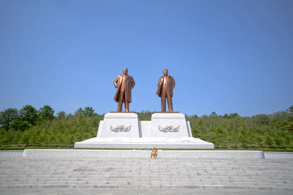 Kuzey Kore liderleri heykelleri Kim Il sung ve Kim Jong-Il. Kaesong, Kuzey Kore - Kuzey Kore. 03 Mayıs 2017.
